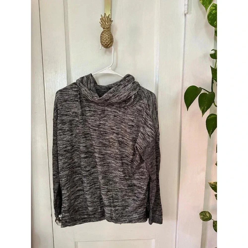 Tahari Women’s size Medium Sweater